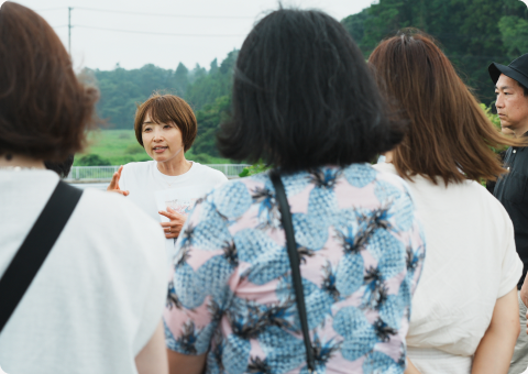 屋外で会話する人々